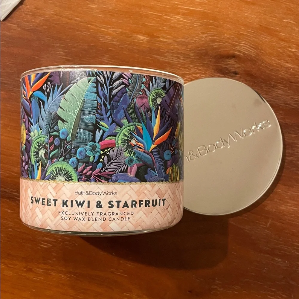 BBW Sweet Kiwi and Starfruit Candle - Picture 3 of 4